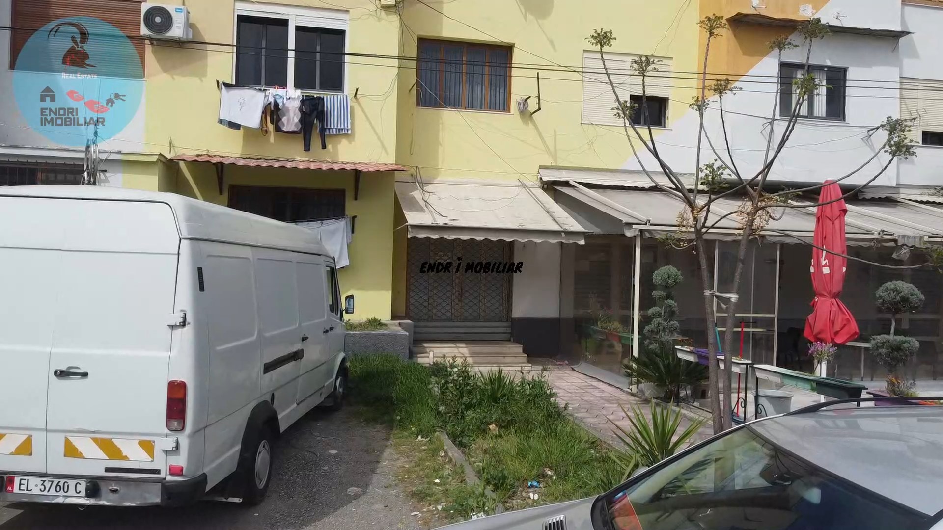 Shitet Dyqan pran kryqezimit te Cerrikut