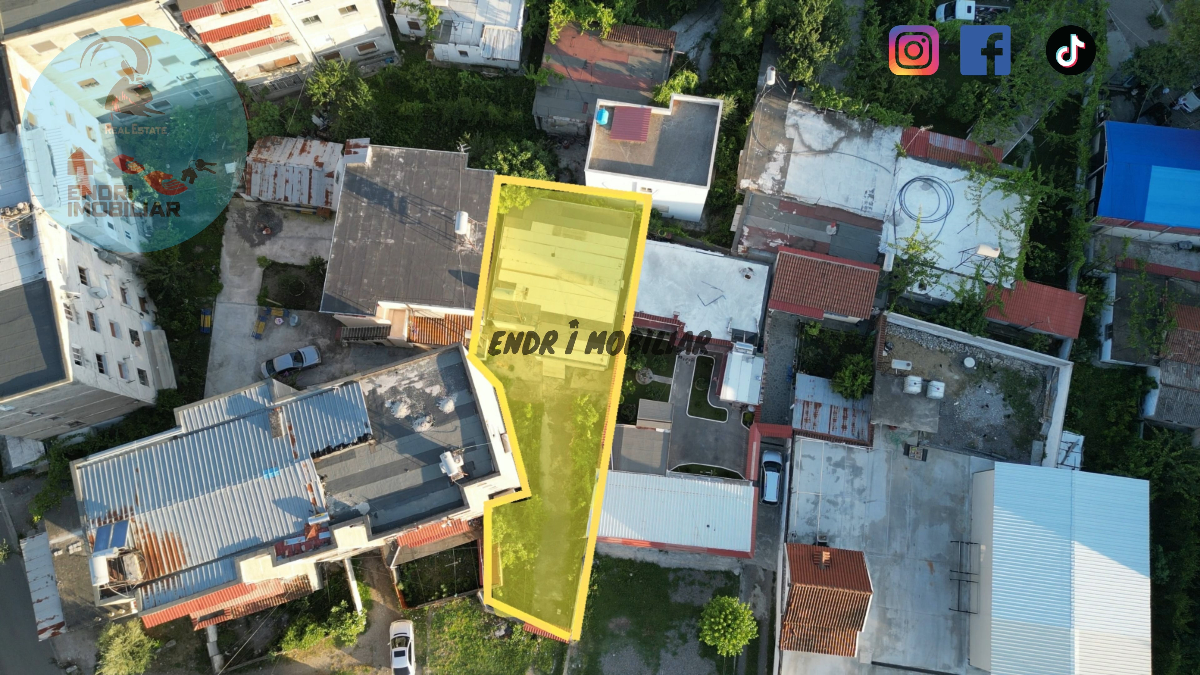 Shitet Shtepi Private prane pallateve te Bashkise