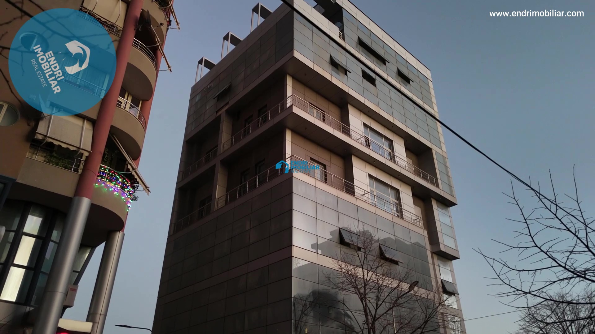 Shitet  i gjithe Pallati